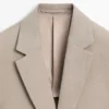 Blazer de lino de corte entallado con detalles en los bolsillos Blazer de lino de corte entallado con detalles en los bolsillos
