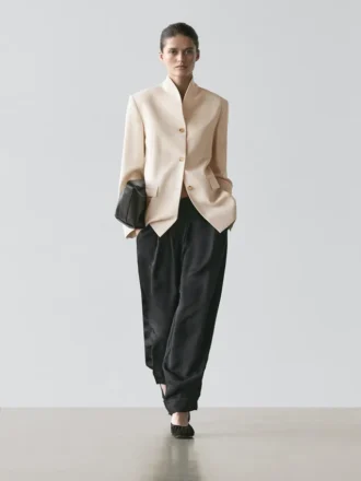 Blazer de satén de cuello alto