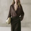 Blusa cruzada de lino holgada y fluida Blusa cruzada de lino holgada y fluida