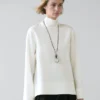 Blusa de cuello alto con detalle en el dobladillo Blusa de cuello alto con detalle en el dobladillo