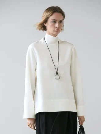 Blusa de cuello alto con detalle en el dobladillo