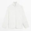 Blusa de cuello alto con detalle en el dobladillo Blusa de cuello alto con detalle en el dobladillo
