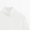 Blusa de cuello alto con detalle en el dobladillo Blusa de cuello alto con detalle en el dobladillo