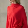Blusa fluida con cuello drapeado Blusa fluida con cuello drapeado