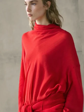 Blusa fluida con cuello drapeado