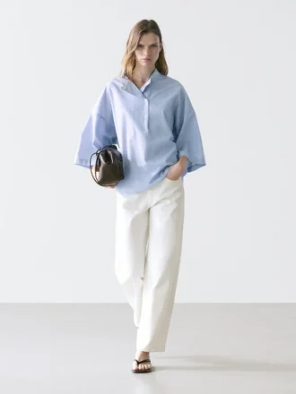 Blusa fluida con detalle de cuello abotonado