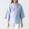 Blusa fluida con detalle de cuello abotonado Blusa fluida con detalle de cuello abotonado