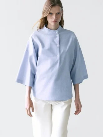 Blusa fluida con detalle de cuello abotonado