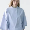 Blusa fluida con detalle de cuello abotonado Blusa fluida con detalle de cuello abotonado
