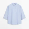 Blusa fluida con detalle de cuello abotonado Blusa fluida con detalle de cuello abotonado