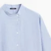 Blusa fluida con detalle de cuello abotonado Blusa fluida con detalle de cuello abotonado