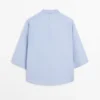 Blusa fluida con detalle de cuello abotonado Blusa fluida con detalle de cuello abotonado