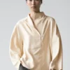 Blusa fluida con detalle de peto Blusa fluida con detalle de peto