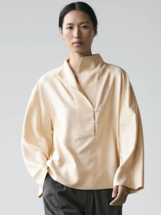 Blusa fluida con detalle de peto