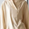 Blusa fluida con detalle de peto Blusa fluida con detalle de peto