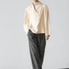 Blusa fluida con detalle de peto Blusa fluida con detalle de peto