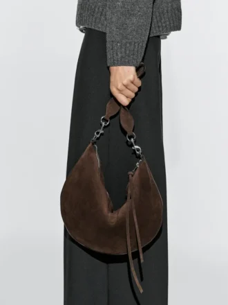 Bolso de media luna de piel serrada