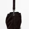 Bolso de piel de ante serraje con ojales Bolso de piel de ante serraje con ojales