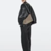 Bolso de piel serrada con detalles de tachuelas Bolso de piel serrada con detalles de tachuelas