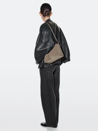 Bolso de piel serrada con detalles de tachuelas