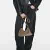 Bolso de piel serrada con detalles de tachuelas Bolso de piel serrada con detalles de tachuelas