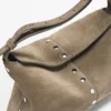 Bolso de piel serrada con detalles de tachuelas Bolso de piel serrada con detalles de tachuelas