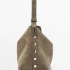 Bolso de piel serrada con detalles de tachuelas Bolso de piel serrada con detalles de tachuelas