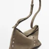 Bolso de piel serrada con detalles de tachuelas Bolso de piel serrada con detalles de tachuelas