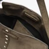 Bolso de piel serrada con detalles de tachuelas Bolso de piel serrada con detalles de tachuelas