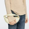 Bolso mini de media luna de piel napa Bolso mini de media luna de piel napa
