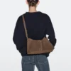 Bolso tipo cubo de piel de ante dividida Bolso tipo cubo de piel de ante dividida