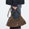 Bolso tipo cubo de piel de ante dividida Bolso tipo cubo de piel de ante dividida
