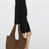 Bolso tote maxi de piel serraje Bolso tote maxi de piel serraje