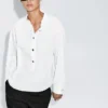 Camisa de cuello alto con botones dorados