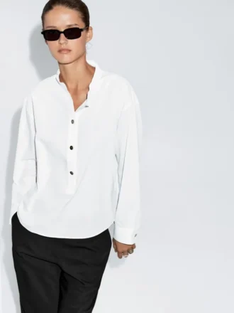 Camisa de cuello alto con botones dorados