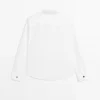 Camisa de cuello alto con botones dorados