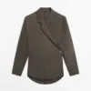 Camisa de doble botonadura de tejido fluido