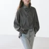 Camisa holgada a rayas con detalle de cuello Camisa holgada a rayas con detalle de cuello