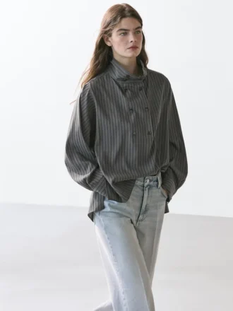 Camisa holgada a rayas con detalle de cuello