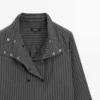 Camisa holgada a rayas con detalle de cuello Camisa holgada a rayas con detalle de cuello