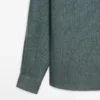 Camisas de lino con detalle de tapeta Camisas de lino con detalle de tapeta