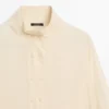 Camisas de seda con detalle de botones Camisas de seda con detalle de botones