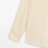 Camisas de seda con detalle de botones Camisas de seda con detalle de botones