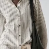 Camisas fluidas a rayas con cuello alto Camisas fluidas a rayas con cuello alto