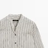 Camisas fluidas a rayas con cuello alto Camisas fluidas a rayas con cuello alto