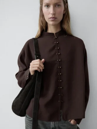 Camisas fluidas con detalles de botones