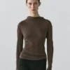 Camiseta con cuello de embudo