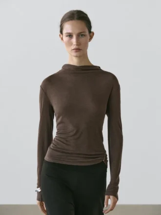 Camiseta con cuello de embudo