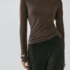 Camiseta con cuello de embudo