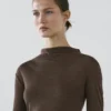 Camiseta con cuello de embudo